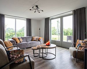 Gezellige woonkamer in Vakantiehuisje in Hapert, uitzicht op tuin, Kempen, Noord Brabant.