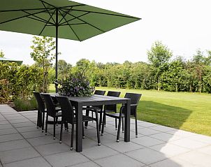 Buitenterras met parasol bij Vakantiehuisje in Hapert, omringd door natuur, Kempen, Noord Brabant.