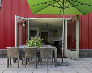 Terras met eettafel bij Vakantiehuisje in Hapert, perfect voor buitenmaaltijden, Kempen, Noord Brabant.