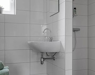 Moderne badkamer in Vakantiehuisje in Hapert, voorzien van alle gemakken, Kempen, Noord Brabant.