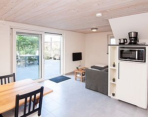 Gemtlicher Innenbereich des Ferienhauses in Hapert, gelegen in der wunderschnen Region Kempen in Nordbrabant, mit Blick auf die sonnige Terrasse.