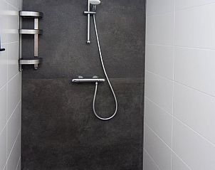 Modernes Badezimmer im Ferienhaus in Hapert, Kempen, Nordbrabant. Genieen Sie luxurise Annehmlichkeiten in dieser komfortablen Ferienwohnung.