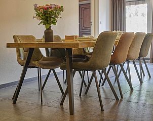 Eetkamer in De Rouwenbogt vakantiehuis Reusel, Noord Brabant met stijlvol houten tafel.