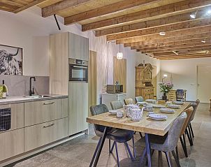 Moderne keuken en eetruimte in De Rouwenbogt vakantiehuis Reusel, Noord Brabant.