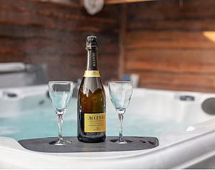 Bubbelbad met champagne bij De Hoeve I, vakantieverblijf in Hulsel, Kempen, Noord Brabant.