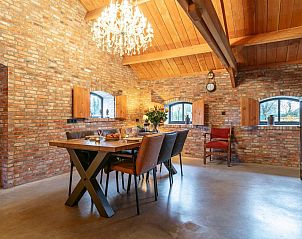 Eetkamer met kroonluchter in De Hoeve I, vakantiehuis in Hulsel, Kempen, Noord Brabant.