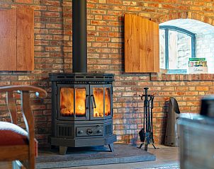 Houtkachel voor warme avonden in De Hoeve I, vakantieverblijf in Hulsel, Kempen, Noord Brabant.