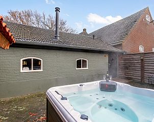 Jacuzzi buiten bij De Hoeve I, vakantieverblijf in Hulsel, Kempen, Noord Brabant.