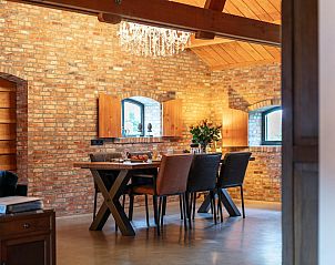 Sfeervolle eetkamer in De Hoeve I, vakantieverblijf in Hulsel, Kempen, Noord Brabant.