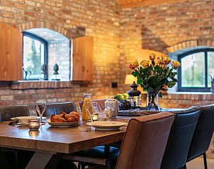 Gedekte ontbijttafel in De Hoeve I, vakantiehuis in Hulsel, Kempen, Noord Brabant.