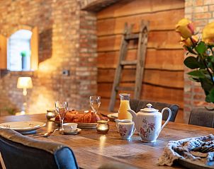 Ontbijt met bloemen in De Hoeve I, vakantiehuis in Hulsel, Kempen, Noord Brabant.