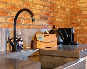 Keuken met koffiemachine in De Hoeve I, vakantiehuis in Hulsel, Kempen, Noord Brabant.