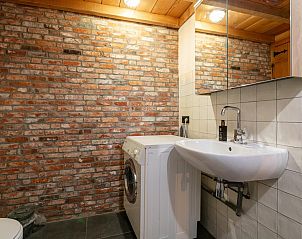 Slaapkamer met houten kast in De Hoeve I, vakantiehuis in Hulsel, Kempen, Noord Brabant.