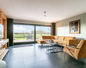 Lichte woonkamer van De Hoeve II vakantiehuis in Hulsel, met uitzicht op de natuur van de Kempen, Noord Brabant.