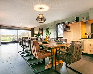Eetkamer in De Hoeve II vakantiehuis in Hulsel, Noord Brabant, met stijlvolle inrichting en uitzicht op de Kempen.