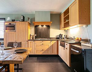 Volledig uitgeruste keuken van De Hoeve II vakantiehuis in Hulsel, Noord Brabant, ideaal voor culinaire avonturen.