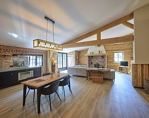 Eetruimte in De Hoeve III, vakantiehuis in Hulsel, met stijlvolle verlichting en open keuken, ideaal voor een ontspannen verblijf.