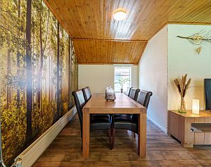 Eetkamer met boswandprint in Achter de Vijf Linden, Knegsel, vakantiehuis in Noord Brabant.