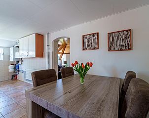 Eetgedeelte in keuken van Achter de Vijf Linden, vakantiehuis in Knegsel, Noord Brabant.