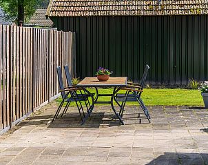 Terras met tuinmeubilair bij Achter de Vijf Linden, vakantiehuis in Knegsel, Noord Brabant.
