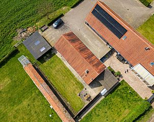 Luchtfoto van Achter de Vijf Linden vakantiehuis in Knegsel, omgeven door natuur.