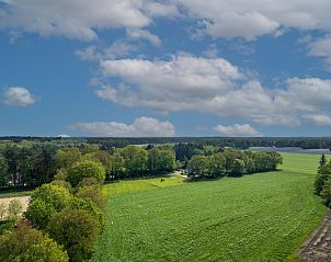 Uitzicht op groene velden rondom Achter de Vijf Linden, vakantiehuis in Knegsel, Noord Brabant.