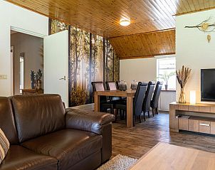 Eetkamer met uitzicht in Achter de Vijf Linden, vakantiehuis in Knegsel, Noord Brabant.