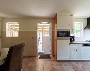 Moderne keuken met apparatuur in Achter de Vijf Linden, vakantiehuis in Knegsel, Noord Brabant.
