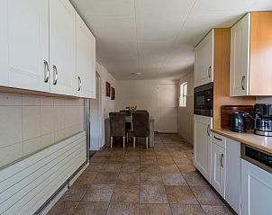 Slaapkamer met groot bed in Achter de Vijf Linden, vakantiehuis in Knegsel, Kempen.