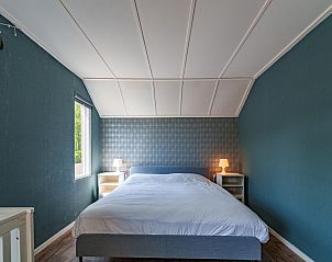 Kinderkamer met ledikant in Achter de Vijf Linden, vakantiehuis in Knegsel, Noord Brabant.