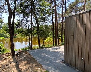 Das Ferienhaus in Oisterwijk, im Herzen von Brabant gelegen, bietet einen wunderschnen Blick auf einen ruhigen Teich und die umliegende Natur.