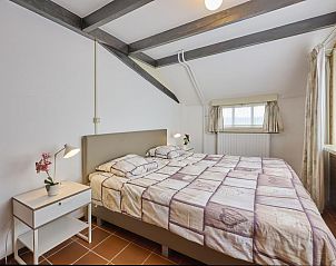 Sfeervolle slaapkamer in De Vrije Vogel, een vakantiehuis in Oisterwijk, Hart van Brabant, Noord Brabant, met rustiek houten plafond.