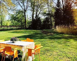 Zonnig terras bij Vakantiehuisje in Liempde, ideaal voor buiten dineren in Hart van Brabant.