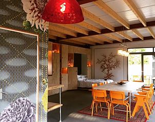 Stijlvol interieur van Vakantiehuisje in Liempde met kleurrijke decoraties en ruime eetruimte.