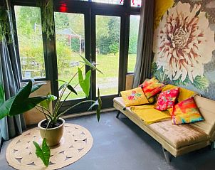 Knusse zithoek in Vakantiehuisje in Liempde met uitzicht op de tuin, Noord Brabant.