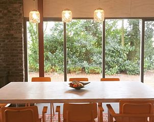 Lichte eetruimte in Vakantiehuisje in Liempde met uitzicht op de omliggende natuur.