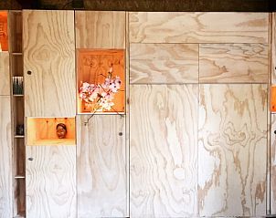 Unieke houten wanddecoratie in Vakantiehuisje in Liempde, Noord Brabant.