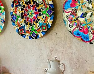 Kleurrijke kunst aan de muur in Vakantiehuisje in Liempde, Hart van Brabant.