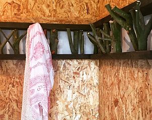 Rustieke kapstok in Vakantiehuisje in Liempde, Noord Brabant met natuurlijke elementen.