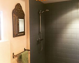 Moderne douche in Vakantiehuisje in Liempde, ideaal voor een verfrissende start van de dag.