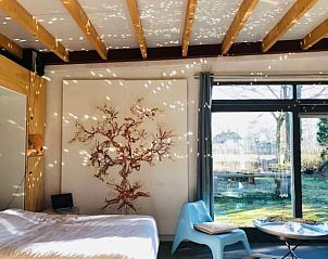 Ruime slaapkamer met veel lichtinval in Vakantiehuisje in Liempde, Noord Brabant.