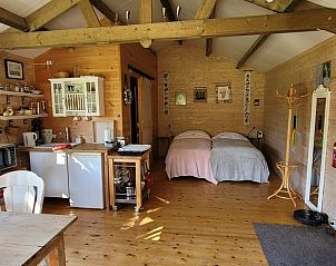 Slaapkamer en keuken in Huisje in Liempde, knus vakantiehuis in Hart van Brabant, Noord Brabant.