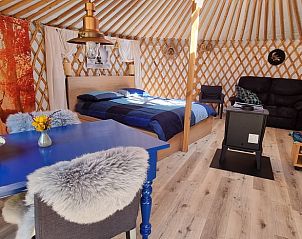 Ruime binnenruimte van Vakantiehuisje in Liempde, Noord Brabant met eettafel en gezellige inrichting.