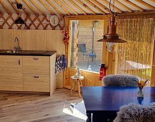 Keukenhoek in Vakantiehuisje in Liempde, Noord Brabant met houten afwerking en moderne voorzieningen.