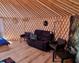 Zithoek in Vakantiehuisje in Liempde, Hart van Brabant met comfortabele bank en rustieke sfeer.