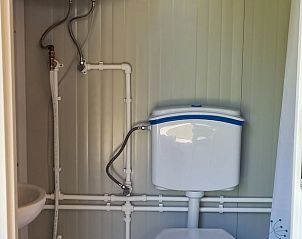 Badkamer van Vakantiehuisje in Liempde, Noord Brabant met moderne voorzieningen en minimalistische stijl.