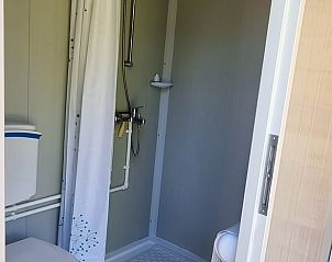 Douche en toilet in Vakantiehuisje in Liempde, Hart van Brabant met praktische inrichting.