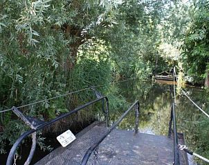 Comfortabele slaapkamer in BRA044 vakantiehuis, Liempde met rustiek houten plafond.
