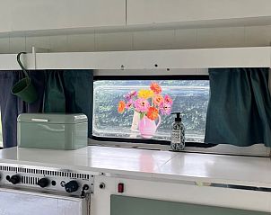 Stijlvolle binnenruimte van Vakantiehuis in Liempde, met uitzicht op de groene omgeving in Hart van Brabant, Noord Brabant.