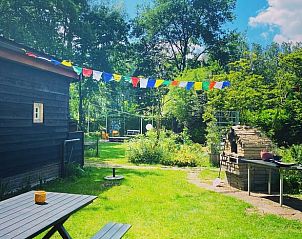 Gezellige buitenruimte met kleurrijke decoraties bij Vakantiehuis in Liempde, ideaal voor een zomerse vakantie in Hart van Brabant, Noord Brabant.